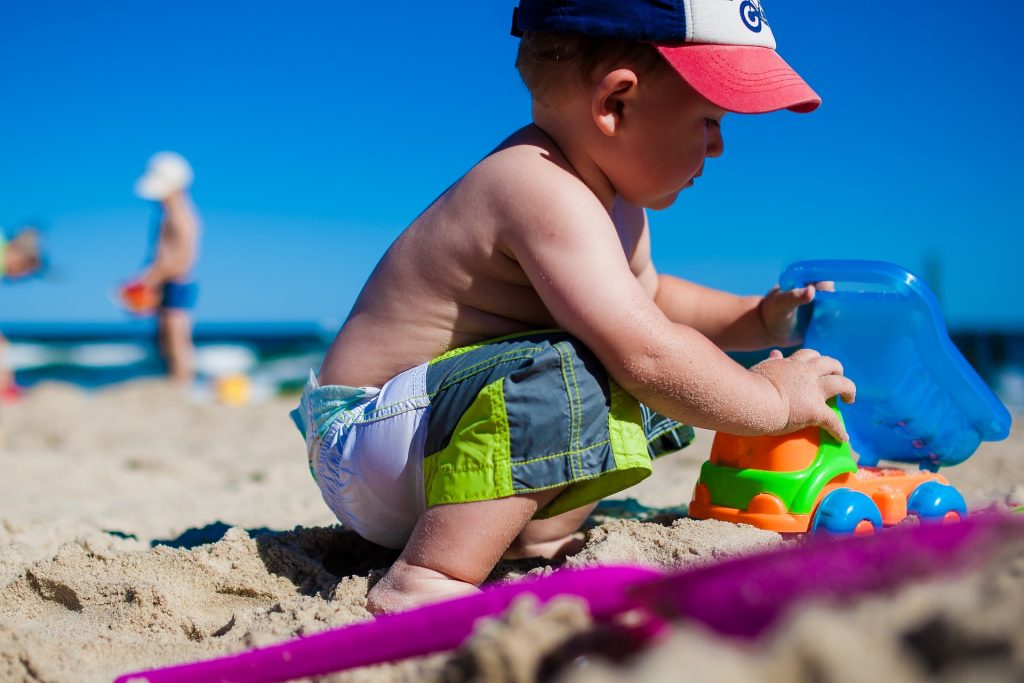 Kind spielt am Strand